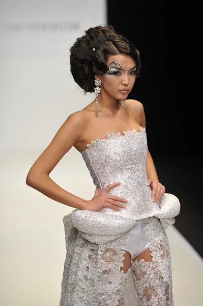 Moskva - 22. března: model chodí dráha v contrfashion pro podzim zima 2012 prezentaci během mbfw března 22, 2012 v Moskvě, Rusko — Stock fotografie