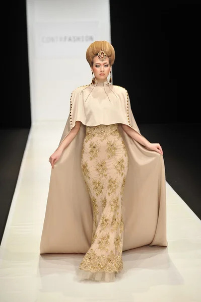 Moskau - 22. März: ein Model läuft auf dem Laufsteg der contrfashion für den Herbst Winter 2012 während der mbfw am 22. März 2012 in Moskau, Russland — Stockfoto