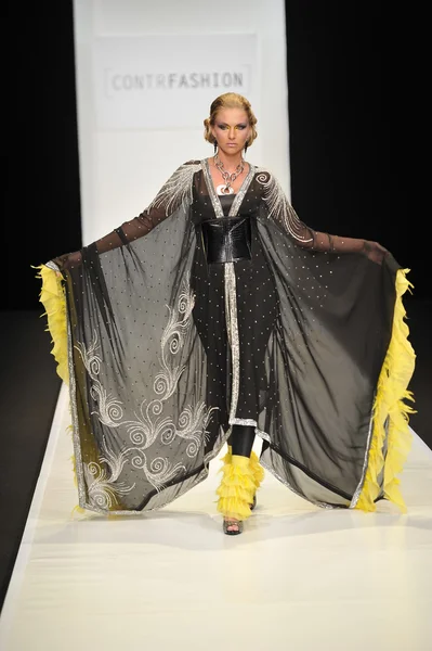 Moskau - 22. März: ein Model läuft auf dem Laufsteg der contrfashion für den Herbst Winter 2012 während der mbfw am 22. März 2012 in Moskau, Russland — Stockfoto