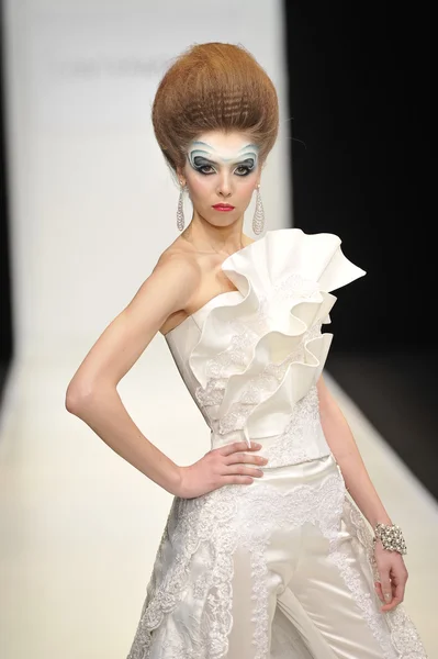 MOSCOU - 22 MARS : Un mannequin marche sur la piste de la CONTRFASHION pour la présentation de l'automne hiver 2012 lors de la MBFW le 22 mars 2012 à Moscou, Russie — Photo