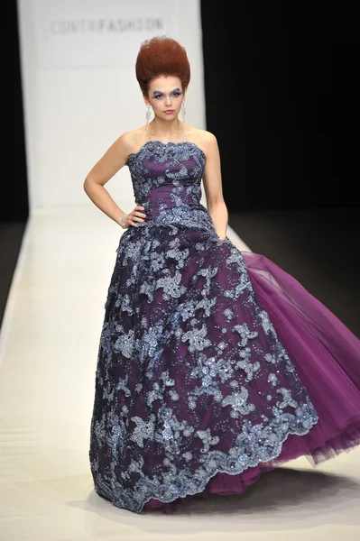 Moskwa - 22 marca: model spacery pasa startowego w contrfashion jesień zima 2012 prezentacji podczas mbfw na 22 marca 2012 w Moskwie, Rosja — Zdjęcie stockowe