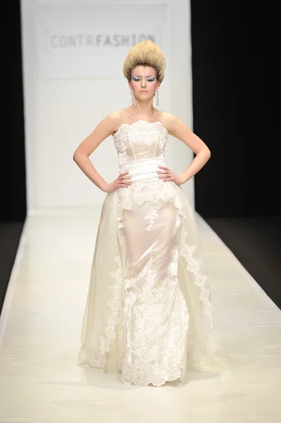 Moskova - 22 Mart: bir model için sonbahar kış 2012 sunu sırasında 22 Mart 2012, Moskova, Rusya mbfw contrfashion pist yürür — Stok fotoğraf