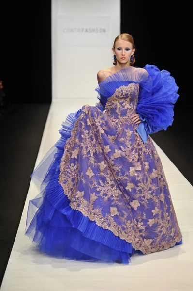 Moskova - 22 Mart: bir model için sonbahar kış 2012 sunu sırasında 22 Mart 2012, Moskova, Rusya mbfw contrfashion pist yürür — Stok fotoğraf