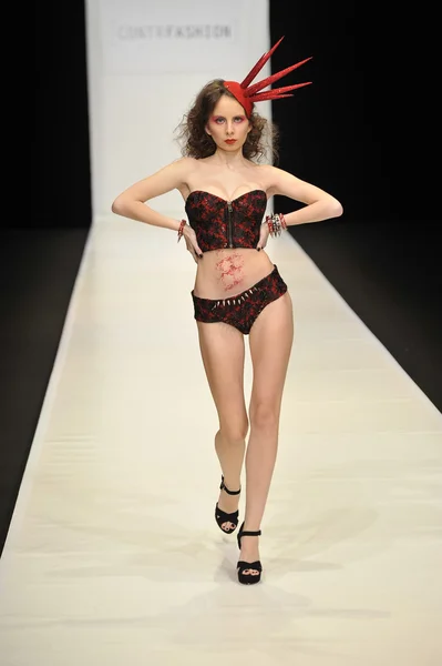 Moskova - 22 Mart: bir model için sonbahar kış 2012 sunu sırasında 22 Mart 2012, Moskova, Rusya mbfw contrfashion pist yürür — Stok fotoğraf