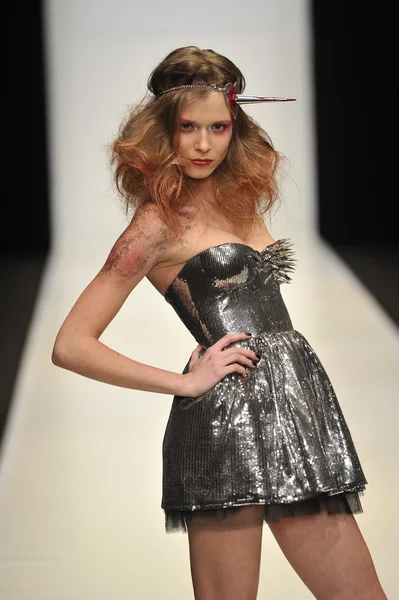 Moskau - 22. März: ein Model läuft auf dem Laufsteg der contrfashion für den Herbst Winter 2012 während der mbfw am 22. März 2012 in Moskau, Russland — Stockfoto