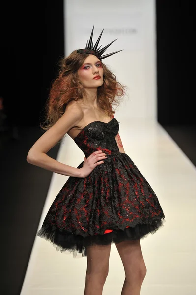 MOSCA - 22 MARZO: Una modella cammina pista alla CONTRFASHION per l'autunno inverno 2012 presentazione durante MBFW marzo 22, 2012 a Mosca, Russia — Foto Stock