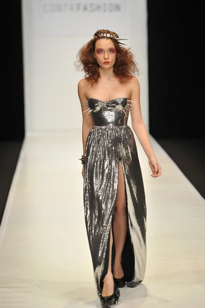 MOSCA - 22 MARZO: Una modella cammina pista alla CONTRFASHION per l'autunno inverno 2012 presentazione durante MBFW marzo 22, 2012 a Mosca, Russia — Foto Stock