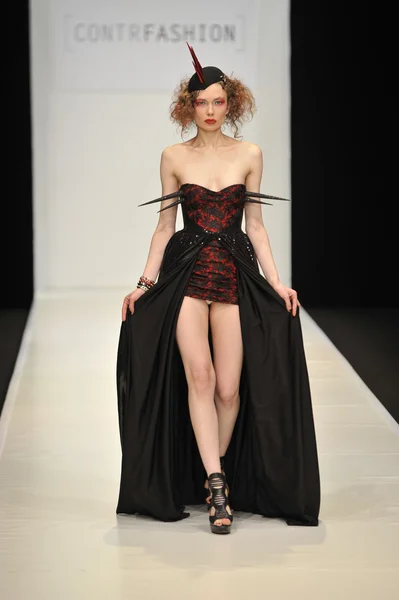 Moskova - 22 Mart: bir model için sonbahar kış 2012 sunu sırasında 22 Mart 2012, Moskova, Rusya mbfw contrfashion pist yürür — Stok fotoğraf