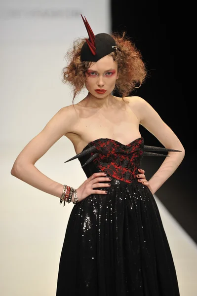 モスクワ - 3 月 22 日: モデルは秋 2012 年冬プレゼンテーション 2012 年 3 月 22 日、モスクワ、ロシアの mbfw 中の contrfashion の滑走路を歩く — ストック写真