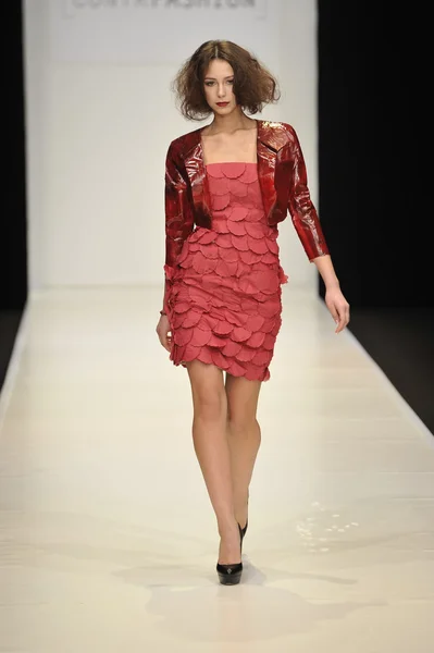 Moskva - 22. března: model chodí dráha v contrfashion pro podzim zima 2012 prezentaci během mbfw března 22, 2012 v Moskvě, Rusko — Stock fotografie