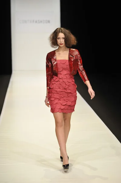 MOSCOW - MARÇO 22: Um modelo caminha pista na apresentação CONTRFASHION for Fall Winter 2012 durante MBFW em 22 de março de 2012 em Moscou, Rússia — Fotografia de Stock