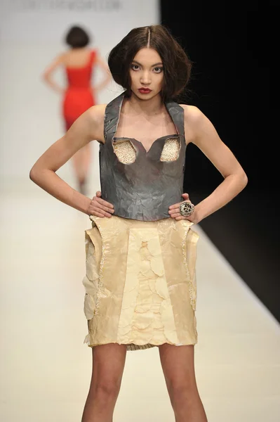 Moskova - 22 Mart: bir model için sonbahar kış 2012 sunu sırasında 22 Mart 2012, Moskova, Rusya mbfw contrfashion pist yürür — Stok fotoğraf