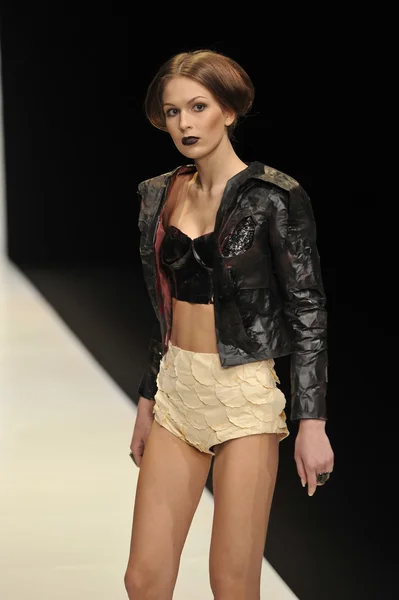 MOSCA - 22 MARZO: Una modella cammina pista alla CONTRFASHION per l'autunno inverno 2012 presentazione durante MBFW marzo 22, 2012 a Mosca, Russia — Foto Stock