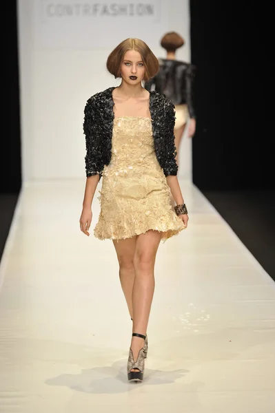 MOSCA - 22 MARZO: Una modella cammina pista alla CONTRFASHION per l'autunno inverno 2012 presentazione durante MBFW marzo 22, 2012 a Mosca, Russia — Foto Stock