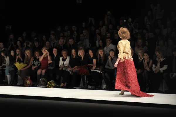 MOSCOW - MARÇO 22: Um modelo caminha pista na apresentação CONTRFASHION for Fall Winter 2012 durante MBFW em 22 de março de 2012 em Moscou, Rússia — Fotografia de Stock