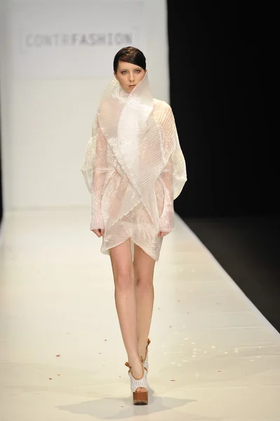 Moskau - 22. März: ein Model läuft auf dem Laufsteg der contrfashion für den Herbst Winter 2012 während der mbfw am 22. März 2012 in Moskau, Russland — Stockfoto