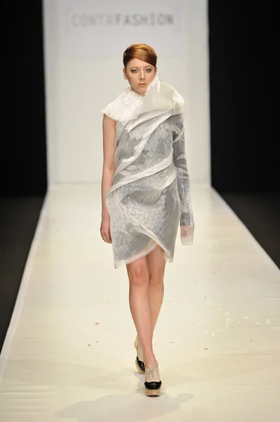 Moskwa - 22 marca: model spacery pasa startowego w contrfashion jesień zima 2012 prezentacji podczas mbfw na 22 marca 2012 w Moskwie, Rosja — Zdjęcie stockowe