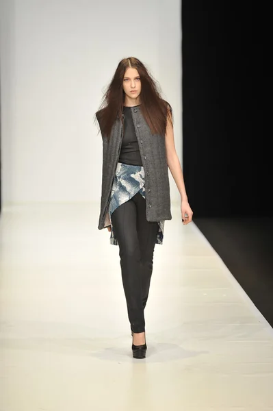 MOSCOW - MARÇO 21: Um modelo caminha pista no Dasha Gauser para Outono mWinter 2012 apresentação durante MBFW em março 21, 2012 em Moscou, Rússia — Fotografia de Stock