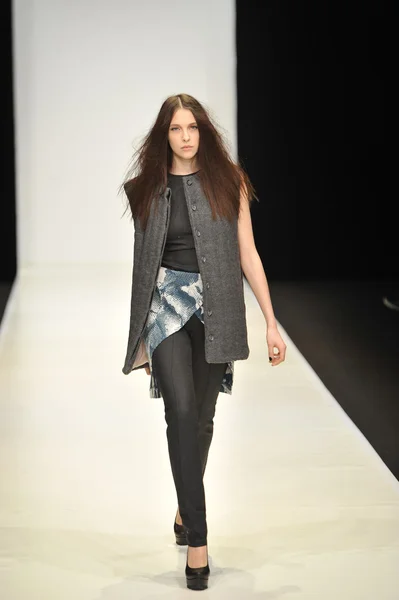 MOSCOU - 21 MARS : Un mannequin marche sur la piste de la Dasha Gauser pour la présentation de l'automne hiver 2012 au MBFW le 21 mars 2012 à Moscou, Russie — Photo