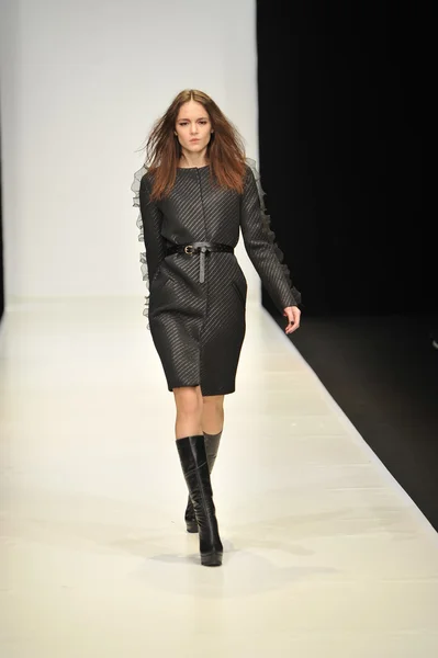 Moskova - 21 Mart: dasha gauser sonbahar kış 2012 sunu sırasında mbfw 21 Mart 2012, Moskova, Rusya Federasyonu için pist model yürür — Stok fotoğraf