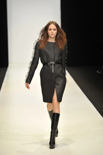 MOSCÚ - 21 DE MARZO: Una pasarela Modelo camina en la presentación de Dasha Gauser para el Otoño Invierno 2012 durante el MBFW el 21 de marzo de 2012 en Moscú, Rusia — Foto de Stock