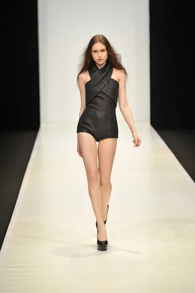 MOSCOW - MARÇO 21: Um modelo caminha pista no Dasha Gauser para Outono Inverno 2012 apresentação durante MBFW em março 21, 2012 em Moscou, Rússia — Fotografia de Stock