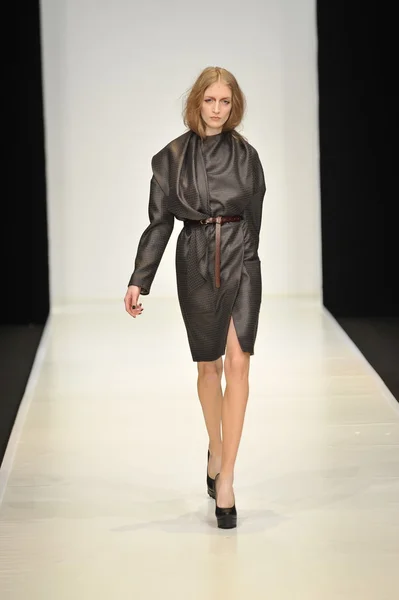 Moskova - 21 Mart: dasha gauser sonbahar kış 2012 sunu sırasında mbfw 21 Mart 2012, Moskova, Rusya Federasyonu için pist model yürür — Stok fotoğraf