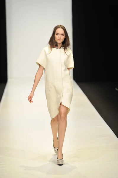 MOSCOU - 21 MARS : Un mannequin marche sur la piste de la Dasha Gauser pour la présentation de l'automne hiver 2012 au MBFW le 21 mars 2012 à Moscou, Russie — Photo