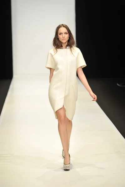 Moskva - 21. března: model chodí dráha v gauser Dáša podzim zima 2012 prezentaci během mbfw březen 21, 2012 v Moskvě, Rusko — Stock fotografie