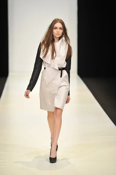 MOSCOW - MARCH 21: A Model walks runway at the Dasha Gauser for Fall Winter 2012 presentation during MBFW on March 21, 2012 in Moscow, Russia — Stock Photo, Image