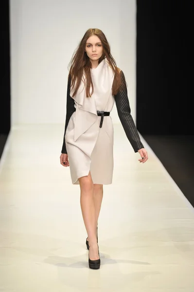 Moskova - 21 Mart: dasha gauser sonbahar kış 2012 sunu sırasında mbfw 21 Mart 2012, Moskova, Rusya Federasyonu için pist model yürür — Stok fotoğraf