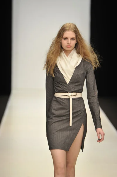 MOSCA - 21 MARZO: Una modella cammina pista al Gauser Dasha per l'autunno inverno 2012 presentazione durante MBFW marzo 21, 2012 a Mosca, Russia — Foto Stock