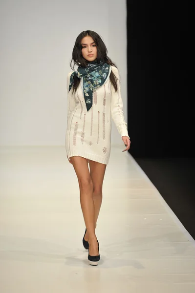 MOSCOW - MARÇO 21: Um modelo caminha pista no Dasha Gauser para Outono Inverno 2012 apresentação durante MBFW em março 21, 2012 em Moscou, Rússia — Fotografia de Stock