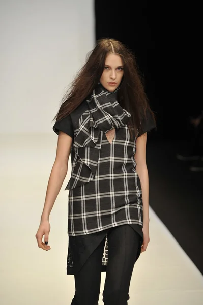 モスクワ - 3 月 21 日: モデルは 2012 年 3 月 21 日、モスクワ、ロシアの mbfw の中に秋 2012 年冬のプレゼンテーションのダーシャ gauser の滑走路を歩く — ストック写真