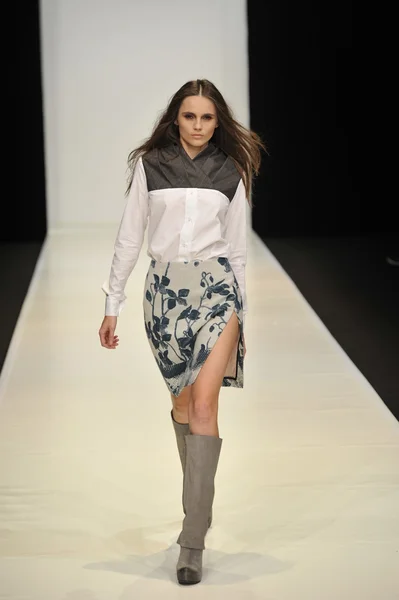 Moskou - 21 maart: een model wandelingen landingsbaan op de dasha gauser voor herfst winter 2012 presentatie tijdens mbfw op 21 maart 2012 in Moskou, Rusland — Stockfoto