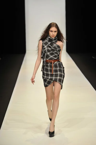 MOSCÚ - 21 DE MARZO: Una pasarela Modelo camina en la presentación de Dasha Gauser para el Otoño Invierno 2012 durante el MBFW el 21 de marzo de 2012 en Moscú, Rusia — Foto de Stock