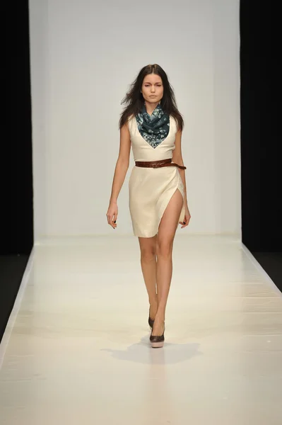 Moskova - 21 Mart: dasha gauser sonbahar kış 2012 sunu sırasında mbfw 21 Mart 2012, Moskova, Rusya Federasyonu için pist model yürür — Stok fotoğraf