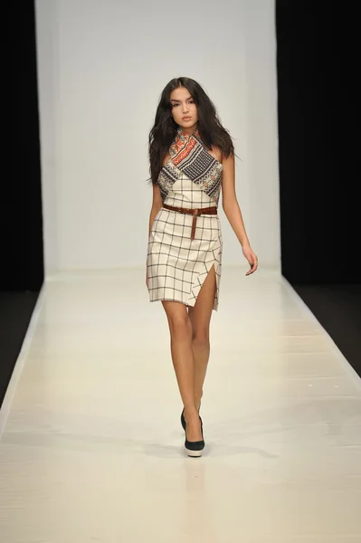 MOSCÚ - 21 DE MARZO: Una pasarela Modelo camina en la presentación de Dasha Gauser para el Otoño Invierno 2012 durante el MBFW el 21 de marzo de 2012 en Moscú, Rusia —  Fotos de Stock