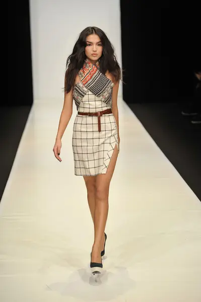 MOSCOW - MARCH 21: A Model walks runway at the Dasha Gauser for Fall Winter 2012 presentation during MBFW on March 21, 2012 in Moscow, Russia — Stock Photo, Image