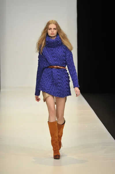 MOSCOW - MARÇO 21: Um modelo caminha pista no Dasha Gauser para Outono Inverno 2012 apresentação durante MBFW em março 21, 2012 em Moscou, Rússia — Fotografia de Stock