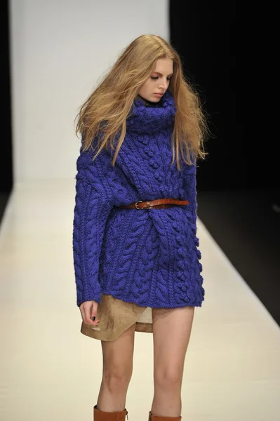 Moskou - 21 maart: een model wandelingen landingsbaan op de dasha gauser voor herfst winter 2012 presentatie tijdens mbfw op 21 maart 2012 in Moskou, Rusland — Stockfoto