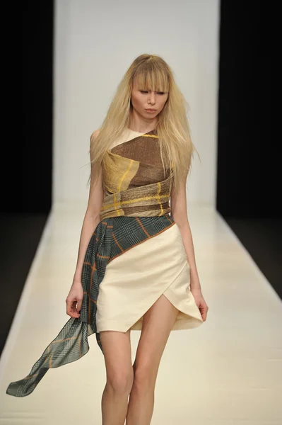 Moskova - 21 Mart: dasha gauser sonbahar kış 2012 sunu sırasında mbfw 21 Mart 2012, Moskova, Rusya Federasyonu için pist model yürür — Stok fotoğraf