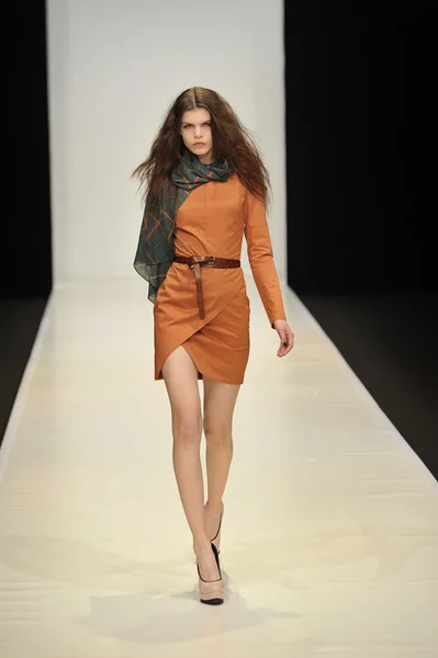 MOSCÚ - 21 DE MARZO: Una pasarela Modelo camina en la presentación de Dasha Gauser para el Otoño Invierno 2012 durante el MBFW el 21 de marzo de 2012 en Moscú, Rusia — Foto de Stock