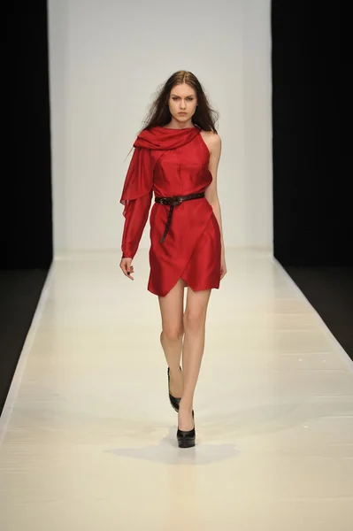 MOSCA - 21 MARZO: Una modella cammina pista al Gauser Dasha per l'autunno inverno 2012 presentazione durante MBFW marzo 21, 2012 a Mosca, Russia — Foto Stock