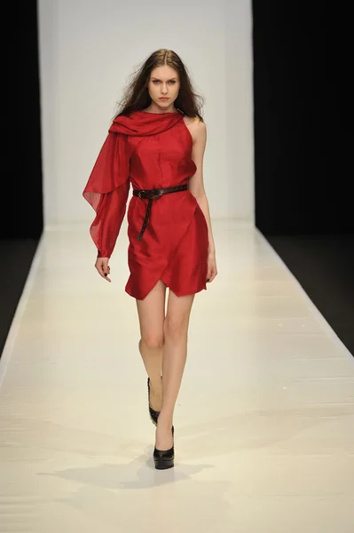 Moskova - 21 Mart: dasha gauser sonbahar kış 2012 sunu sırasında mbfw 21 Mart 2012, Moskova, Rusya Federasyonu için pist model yürür — Stok fotoğraf