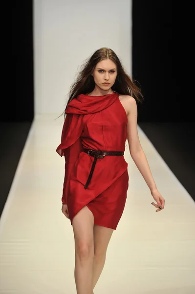 MOSCÚ - 21 DE MARZO: Una pasarela Modelo camina en la presentación de Dasha Gauser para el Otoño Invierno 2012 durante el MBFW el 21 de marzo de 2012 en Moscú, Rusia —  Fotos de Stock