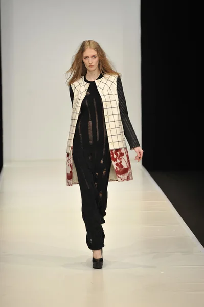 MOSCOW - MARÇO 21: Um modelo caminha pista no Dasha Gauser para Outono Inverno 2012 apresentação durante MBFW em março 21, 2012 em Moscou, Rússia — Fotografia de Stock