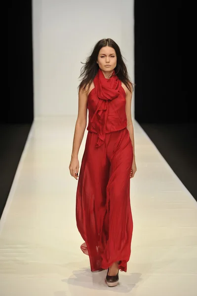 Moskova - 21 Mart: dasha gauser sonbahar kış 2012 sunu sırasında mbfw 21 Mart 2012, Moskova, Rusya Federasyonu için pist model yürür — Stok fotoğraf