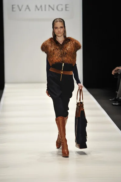 MOSCOW - MARCH 21: A Model walks runway at the Eva Minge for Fall Winter 2012 presentation during MBFW on March 21, 2012 in Moscow, Russia — Stock Photo, Image