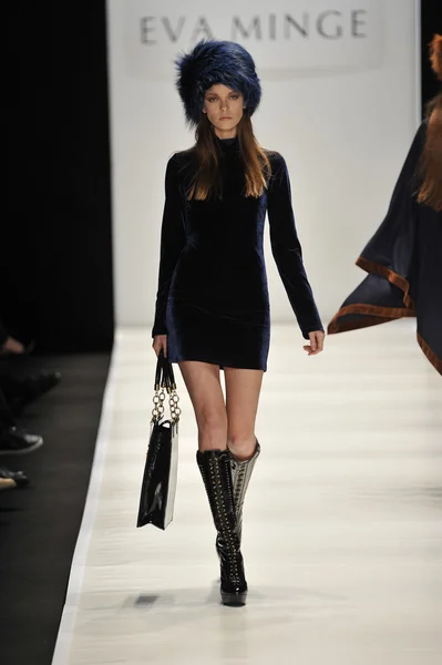 MOSCOW - MARÇO 21: Um modelo caminha pista na Eva Minge para Outono Inverno 2012 apresentação durante MBFW em março 21, 2012 em Moscou, Rússia — Fotografia de Stock